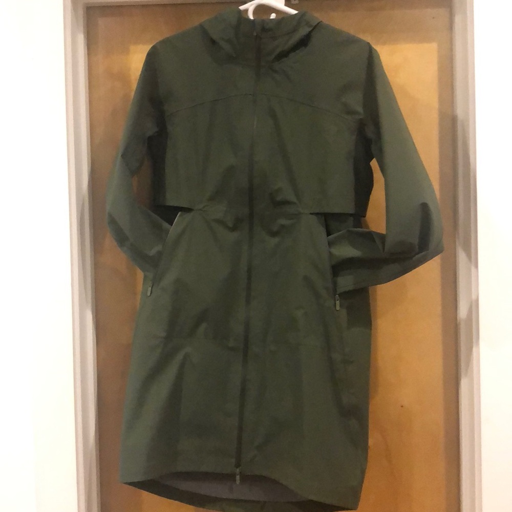 Lululemon • cloud crush jacket in pesto green sz 6